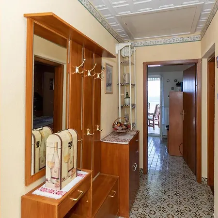 Apartman Awesome In With House Sea View Komarna