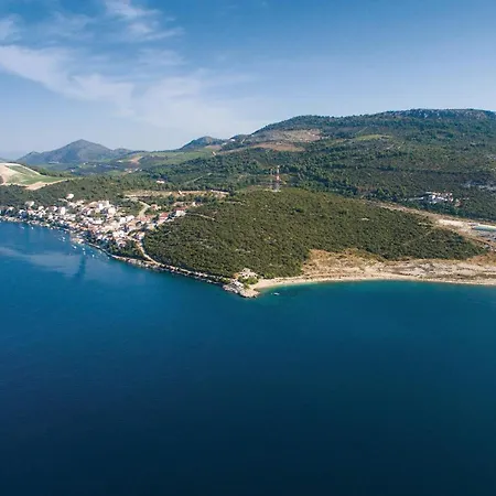 Apartman Awesome In With House Sea View Komarna