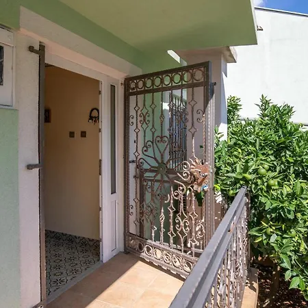 Awesome In With House Sea View
